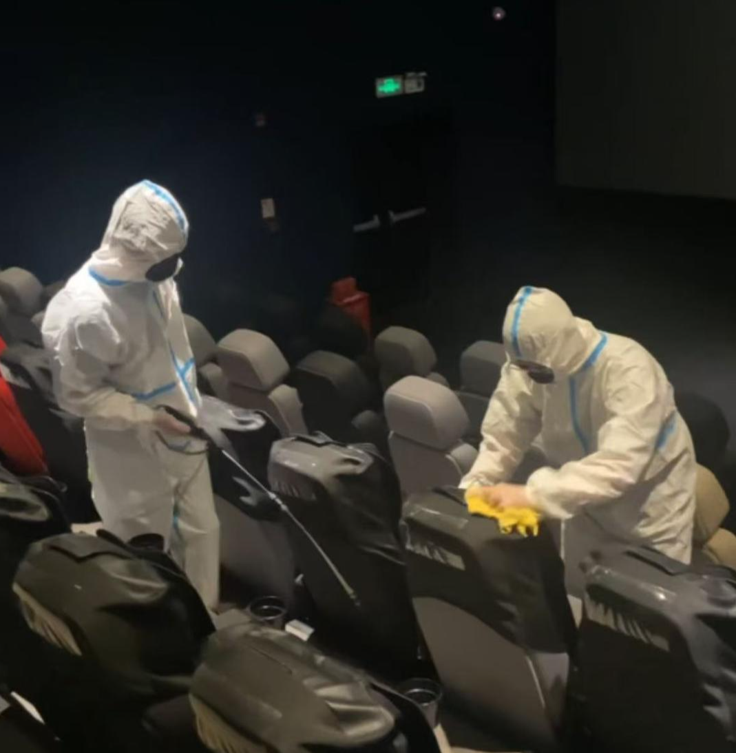 上布满白色虫卵当地影院回应冰球突破豪华版女子发现座椅(图2)